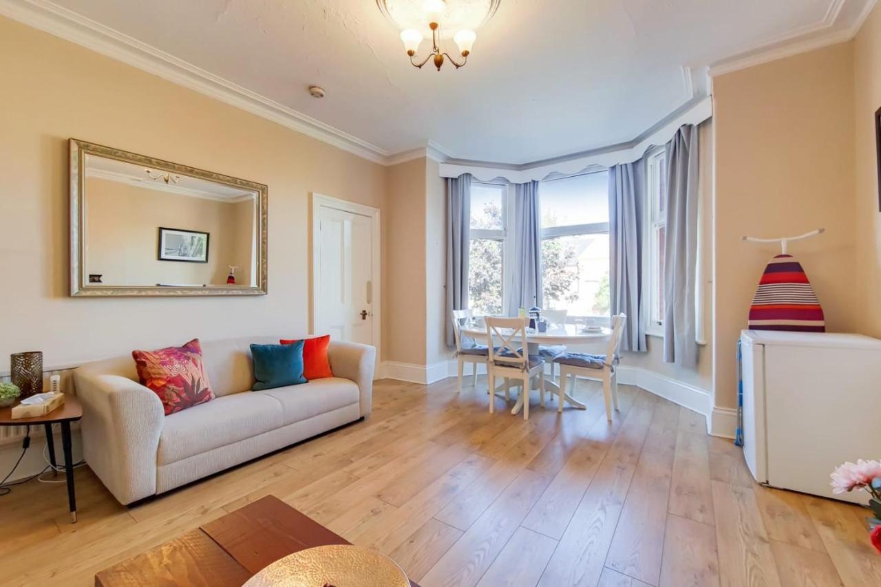 Spacious Ealing Broadway Apartment London Exteriör bild