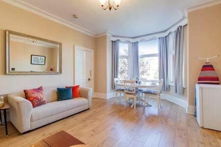 Spacious Ealing Broadway Apartment London Exteriör bild