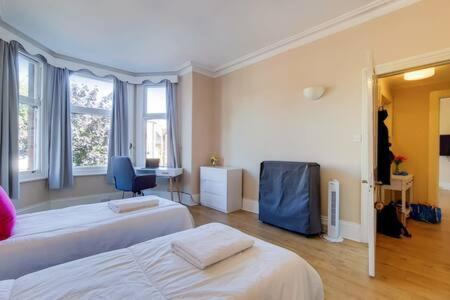Spacious Ealing Broadway Apartment London Exteriör bild