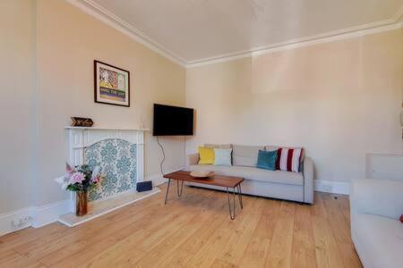 Spacious Ealing Broadway Apartment London Exteriör bild