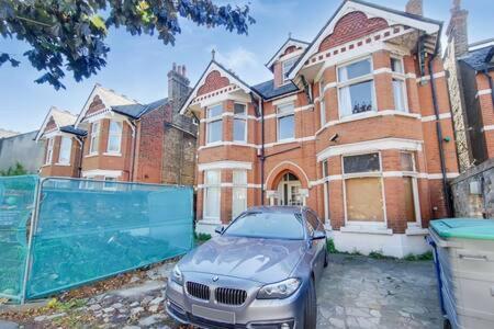 Spacious Ealing Broadway Apartment London Exteriör bild