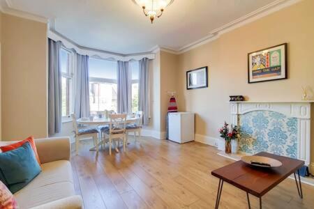 Spacious Ealing Broadway Apartment London Exteriör bild