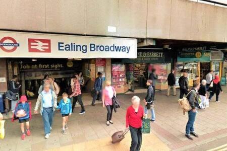 Spacious Ealing Broadway Apartment London Exteriör bild