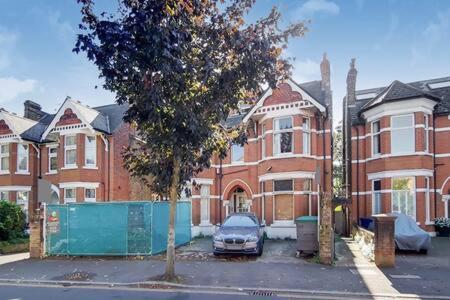 Spacious Ealing Broadway Apartment London Exteriör bild