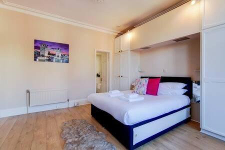 Spacious Ealing Broadway Apartment London Exteriör bild